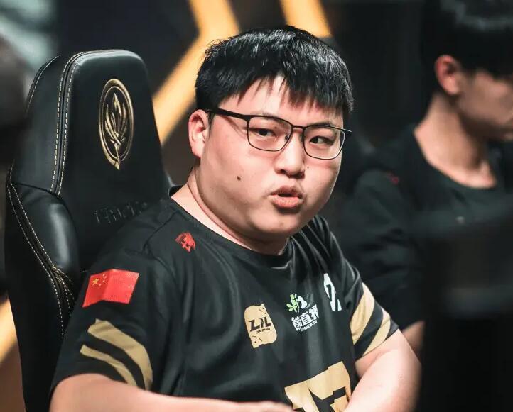 开云电竞 - Uzi回归赛场，挺进下一轮首场状态亮眼，IG观众沸腾！